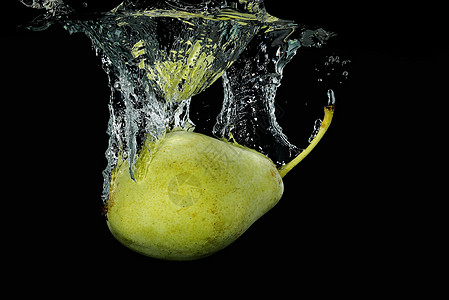 水中的梨反射工作室健康气泡营养运动活力液体黑色食物图片