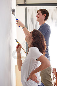 笑笑的男朋友和女友在新家里画墙图片
