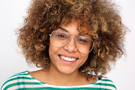 紧贴着微笑的年轻美籍女性 带着眼镜图片
