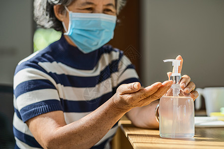 使用人工洗涤剂抽吸藻汁 用手消毒的亚洲老男人女性图片