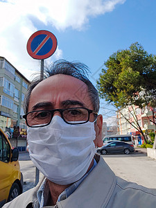 身戴面罩 防止科罗纳病毒传播的人在市街上戴着面具图片