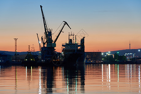 日落时的海港运输后勤货物码头城市海洋进口橙子船运旅游图片