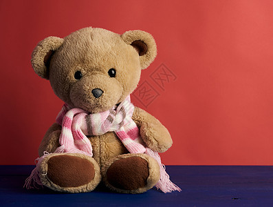 穿着彩色编织围巾的棕褐色可爱泰迪熊图片