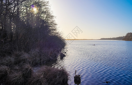 湖边美丽的风景和反射水面的湖面波浪地平线风光公园海洋涟漪海滩草地天空环境图片