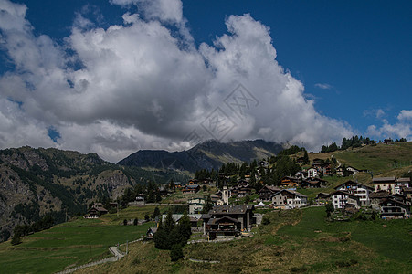 意大利山高山山脉风貌蓝色山谷图片