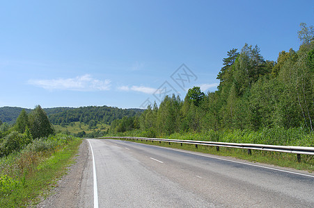 山中的道路游览远景森林蓝色地平线旅行沥青场景阳光树木图片