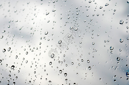 窗户上的雨滴玻璃团体灰色反射液体天气水滴图片