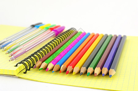 黄色书本上的彩色笔和铅笔商业羽毛文书文档墨水备忘录办公室作家字帖床单图片