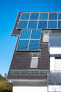 一些太阳能电池板 在私人房屋的屋顶上公园玻璃力量面板细胞屋顶房子技术光伏活力图片