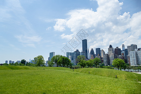 从罗斯福岛飞到纽约曼哈顿建筑学草地晴天绿色天空建筑物蓝色游客吸引力图片