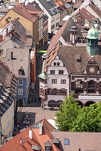 弗赖堡上空的空中观察地平线天空风景教会白色城市房屋建筑物绿色蓝色图片