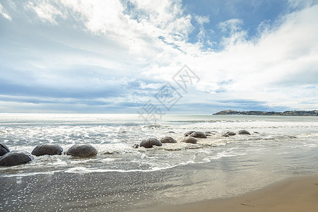 新西兰Moeraki海滩的巨石蓝色侵蚀波浪地平线天空岩石风景海岸球形地标图片