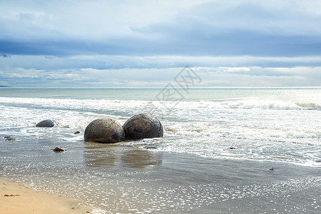 新西兰Moeraki海滩的巨石地平线岩石侵蚀地标波浪蓝色圆形石头海岸天空图片
