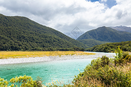 新西兰河谷森林风景白色山脉植物蓝色溪流丘陵天空旅行图片