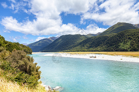 新西兰河谷旅行风景白色天空森林山脉石头绿色丘陵植物图片