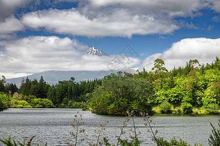 覆盖云雾的塔拉纳基火山 新西兰旅游乡村天气吸引力森林蓝色岩石绿色植物旅行图片