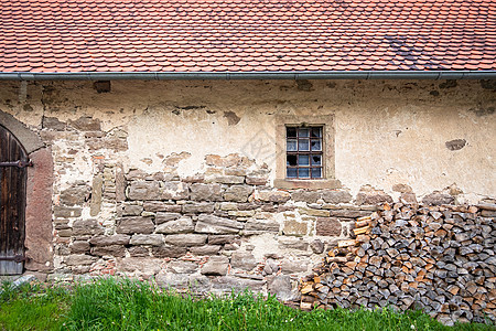 德国南部的老旧古老房屋绿色红色房子历史性建筑石头木头褐色图片