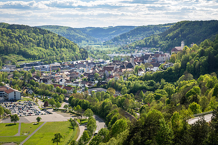 德国苏尔兹的全天观地平线房屋天空城市植物天线绿色蓝色丘陵村庄图片
