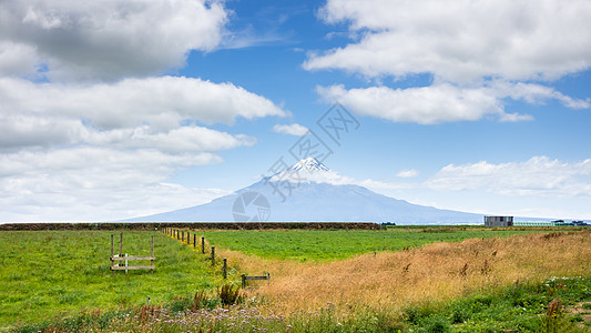 覆盖云雾的塔拉纳基火山 新西兰蓝色乡村草地岩石天气吸引力绿色旅行植物旅游图片