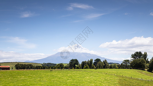 覆盖云雾的塔拉纳基火山 新西兰旅游吸引力森林草地植物岩石蓝色乡村旅行绿色图片