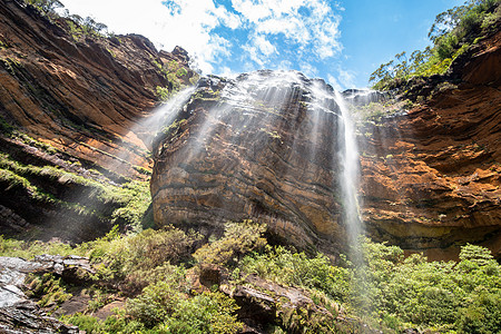 澳大利亚蓝山的瀑瀑 澳大利亚巨石踪迹旅行瀑布下降晴天国家明信片岩石森林图片