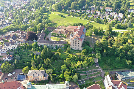 向德国南部Baden-Baden城堡飞行图片