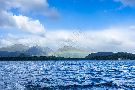 新西兰马纳普里湖彩虹丘陵蓝色山脉天空白色荒野阳光全景涟漪图片