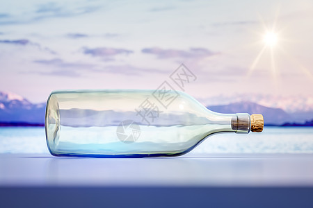 躺着的玻璃瓶风景风景背景渲染太阳玻璃软木蓝色阳光瓶子季节天空插图图片