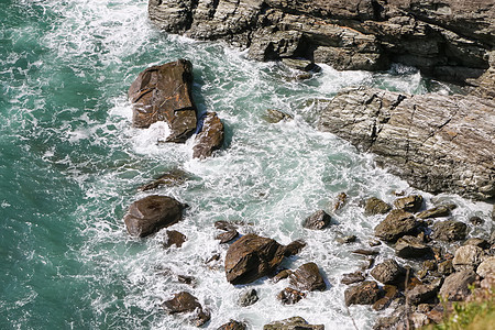 英国康沃尔郡非常崎岖的海岸海洋天气危险海岸线支撑泡沫岩石海景天线冲浪图片