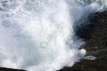 英国康沃尔郡非常崎岖的海岸冲浪泡沫风暴海岸线海洋天线支撑力量悬崖岩石图片