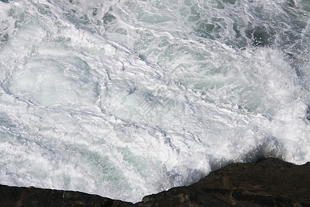 英国康沃尔郡非常崎岖的海岸冲浪风暴天气海景支撑海浪力量岩石海岸线运动图片