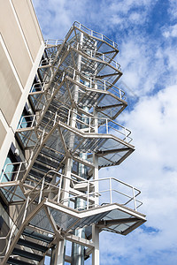 高楼的楼梯安全建筑蓝色建筑学救援天空脚步灰色图片