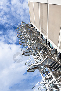高楼的楼梯建筑学灰色安全蓝色脚步建筑天空救援图片