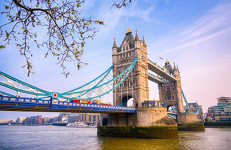 横跨英国伦敦泰晤士河的塔桥景观建筑学游客蓝色历史旅行首都城市地标图片