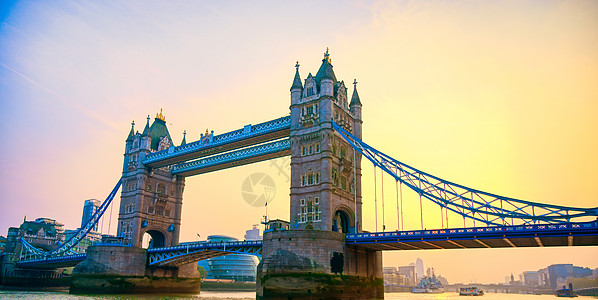 横跨英国伦敦泰晤士河的塔桥游客景观历史首都旅行建筑学蓝色地标城市图片