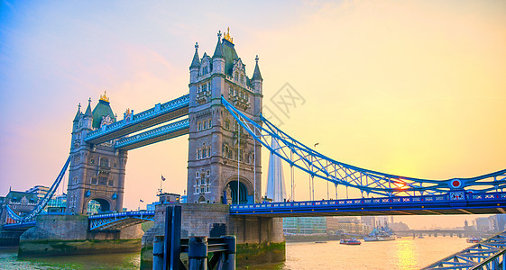 横跨英国伦敦泰晤士河的塔桥旅行首都历史景观建筑学游客地标城市蓝色背景图片