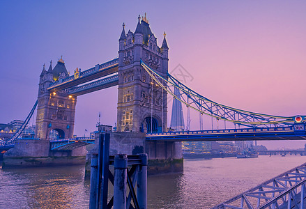 横跨英国伦敦泰晤士河的塔桥景观旅行城市游客历史蓝色首都建筑学地标图片