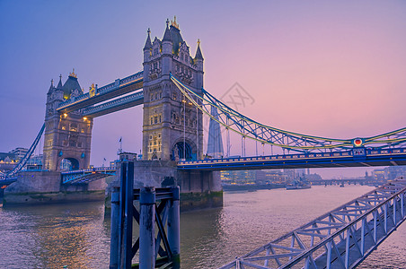 横跨英国伦敦泰晤士河的塔桥景观蓝色首都地标旅行建筑学游客历史城市图片