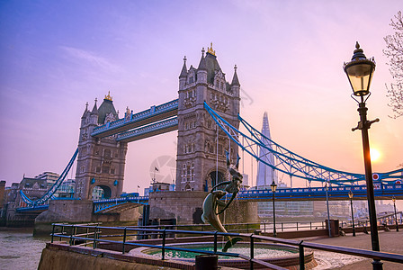 横跨英国伦敦泰晤士河的塔桥旅行喷泉景观首都城市地标蓝色码头历史游客图片