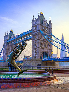 横跨英国伦敦泰晤士河的塔桥城市地标景观历史旅行建筑学蓝色游客喷泉首都图片