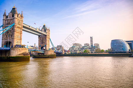 横跨英国伦敦泰晤士河的塔桥旅行历史地标首都景观蓝色建筑学城市游客图片