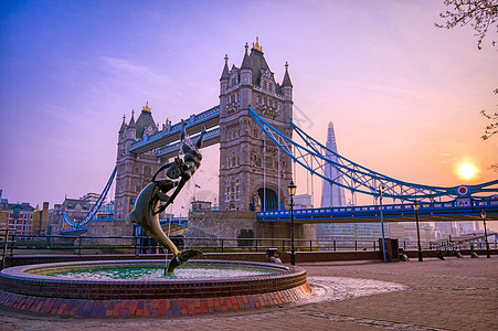 横跨英国伦敦泰晤士河的塔桥蓝色码头历史建筑学旅行地标城市景观首都喷泉图片