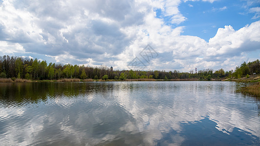 索斯诺维耶茨市与卡托维兹市交界的博尔基湖场景蓝色风景天空公园阳光木头地平线烟囱环境图片