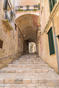 马泰拉萨西的狭小街道城市地标鹅卵石建筑学旅行楼梯遗产历史历史性纪念碑图片