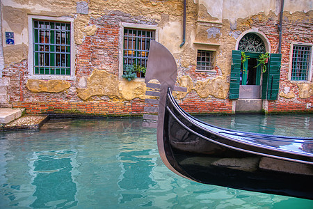 Gondola在威尼斯的一条运河上航行游客运河景观历史旅行倒影理念城市旅游建筑学图片