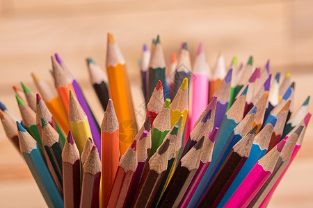 木质彩色铅笔刨花学校工具蜡笔锐化爱好桌子棕色乐器团体图片