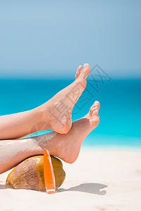 在浅水的白沙滩上 女人的脚日光浴女孩赤脚脚趾闲暇棕褐色女士假期享受游客图片