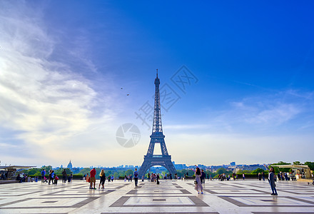 来自法国巴黎街头的埃菲尔铁塔建筑学城市蓝色日出景观首都建筑旅游纪念碑旅行图片