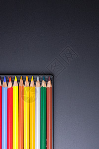 彩色铅笔与黑色背景 cl 上孤立的塑料盒绘画创造力教育孩子艺术学校橙子蜡笔团体幼儿园图片