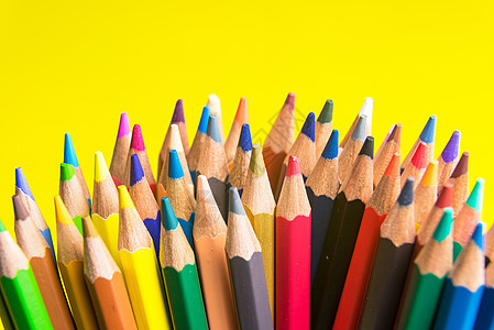 回到学校设置多彩多姿的铅笔五颜六色的制作形式 s教育团体工具蜡笔办公室绘画彩虹蓝色木头大学图片